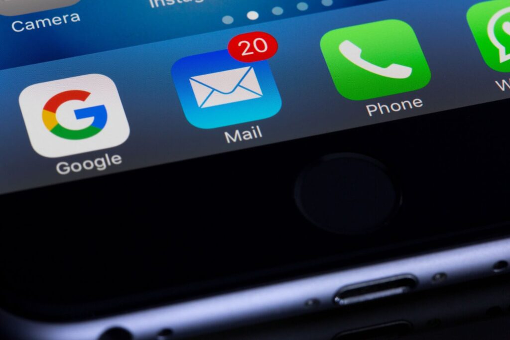 20 Unread email notifications on smart phone screen